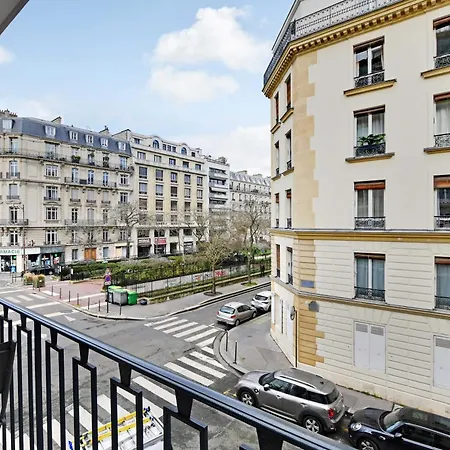 Modernity And Class In This Cocoon With Balcony Parigi
